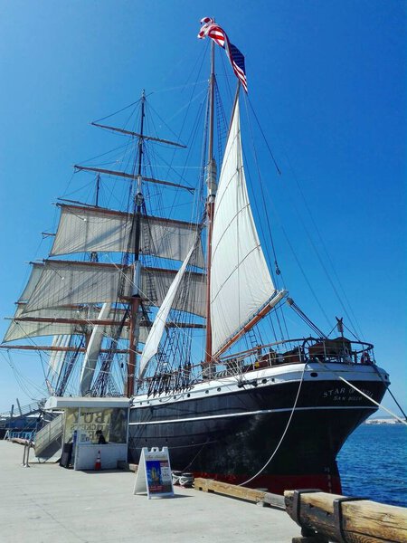САН-ДИЕГО, Калифорния - 12 сентября 2018 года: Парусный корабль STAR OF INDIA в MARITIME MUSEUM в Сан-Диего, Калифорния