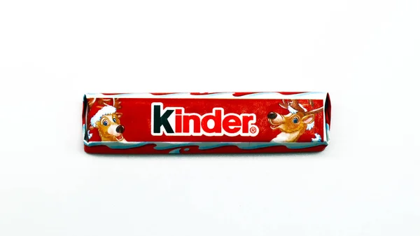 2019年11月26日 意大利佩斯卡拉 圣诞主题中的Kinder Chocolate Bar Kinder是费雷罗在意大利生产的一种食品品牌 — 图库照片
