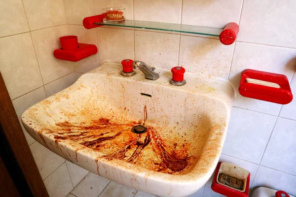 Interior Banheiro Com Pia Branca Sangue — Fotografia de Stock