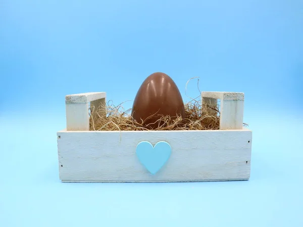 Цветная Пасхальная Композиция Шоколадным Яйцом — стоковое фото