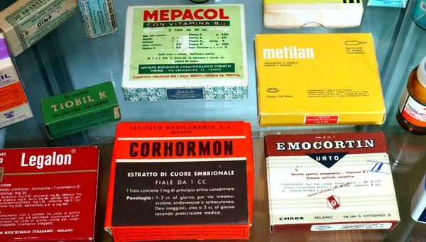 Farmacia Viejos Medicamentos Exhibición —  Fotos de Stock