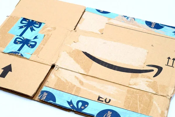 ペスカーラ イタリア2019年8月10日 使用アマゾン無料パッケージ小包カードボックス Amazonは 電子商取引のアメリカの多国籍テクノロジー企業です — ストック写真