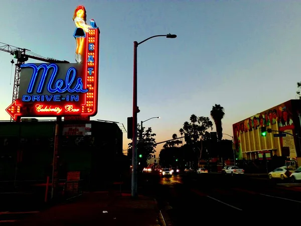 ハイランド アベニューの歴史あるマックス ファクター ビルディングのハリウッドにあるメルのドライブインレストラン カリフォルニア州ロサンゼルス — ストック写真
