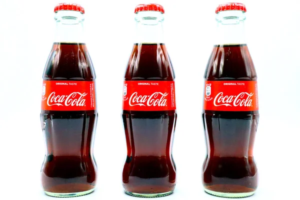 페스카라 2020 Coca Cola Original Taste Bottles 콜라와 등고선 디자인은 — 스톡 사진