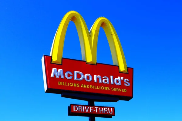 カリフォルニア州ロサンゼルス 2019年10月6日 マクドナルドのファーストフードレストラン マクドナルドは ハンバーガー チーズバーガー フライドポテト チキン製品 ラップ ミルクセーキ — ストック写真