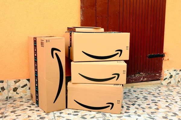 Paquetes Amazon Cajas Entrega Puerta —  Fotos de Stock