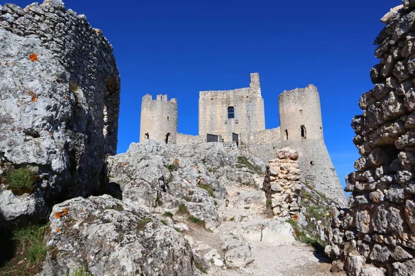 Rocca Calascio Kalesi dağın tepesindeki bir kaledir.