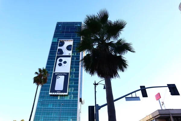 ハリウッド カリフォルニア州 10月6 2019 ハリウッドのVine Streetの超高層ビルでの新しいIphone 11のビルボード — ストック写真