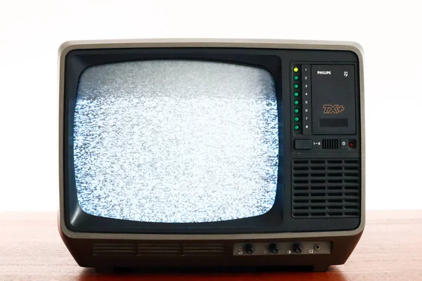 2020年2月2日 意大利佩斯卡拉 1970年代复古Philips Philetta 12B912电视纸板箱 飞利浦生产的第一台带遥控装置的B W便携式电视机 — 图库照片