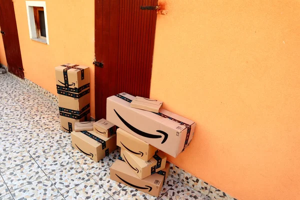 Amazonské Balíčky Doručování Krabic Dveřím — Stock fotografie