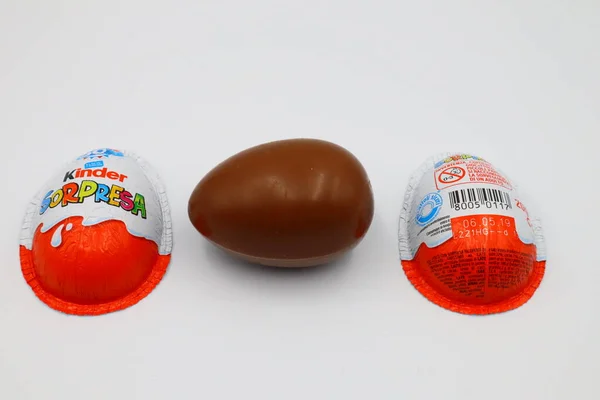 Pescara Italien Mars 2019 Chokladägg Med Sötare Överraskning Kinder Surprise — Stockfoto