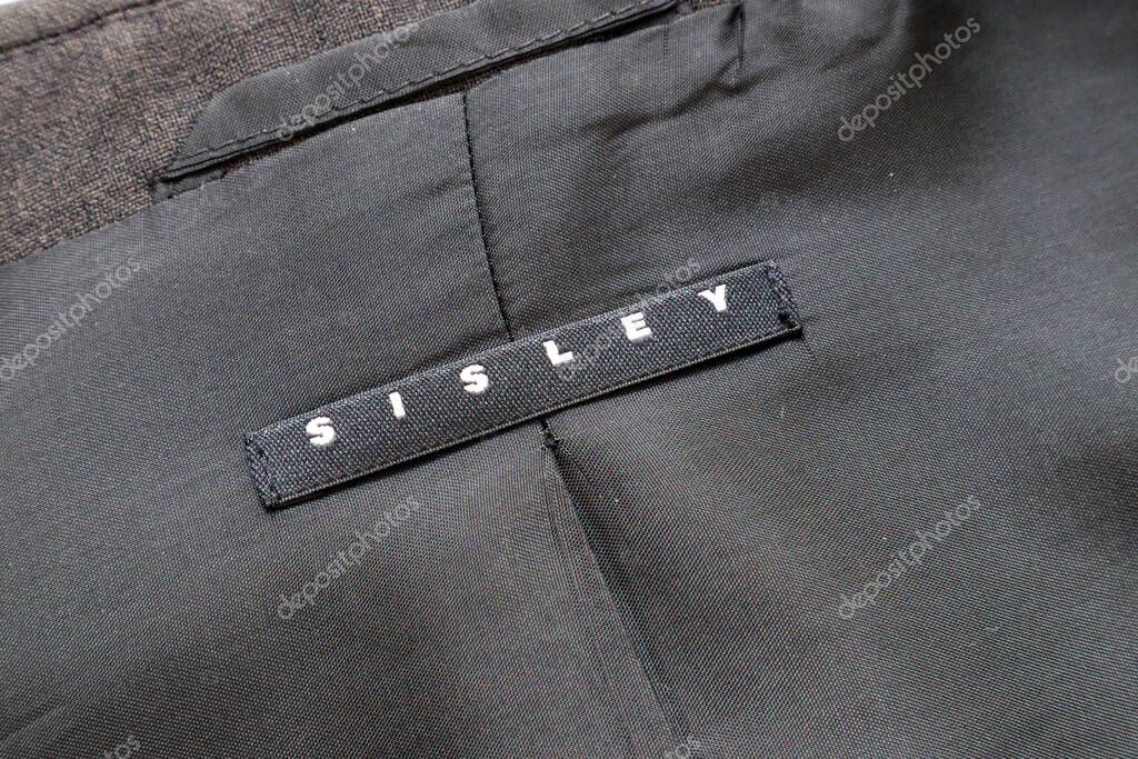 Roma, Italia - 30 de septiembre de 2022: etiqueta de una chaqueta SISLEY.  Sisley es una marca italiana de moda de Benetton Group S.r.l. - Itay 2023