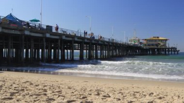 Santa Monica, California - 4 Ekim 2019: Sahilden Santa Monica İskelesi manzarası