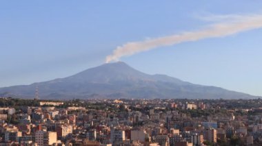Yanardağ kraterlerinden yükselen dumanla Etna volkanı - Sicilya Katanya 'dan (İtalya)