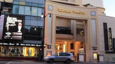 Hollywood, California - 8 Ekim 2019 Şafak vakti Hollywood Bulvarı 'nda Dolby Tiyatrosu manzarası