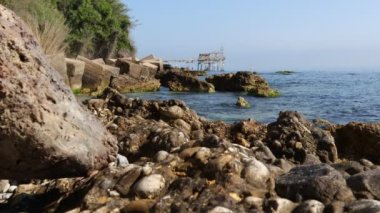 Trabocchi kıyısında, Trabocco Marina di San Vito Chietino 'da. Trabocco, İtalya 'nın Abruzzo kentinde, Adriyatik Denizi' nin tipik bir örneği olan geleneksel ahşap balıkçı evidir.