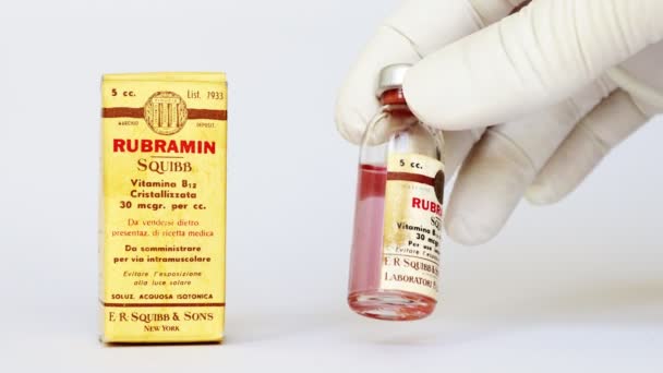 Rom Italien Februari 2022 Vintage 1953 Rubramin Vitamin B12 Läkemedel — Stockvideo