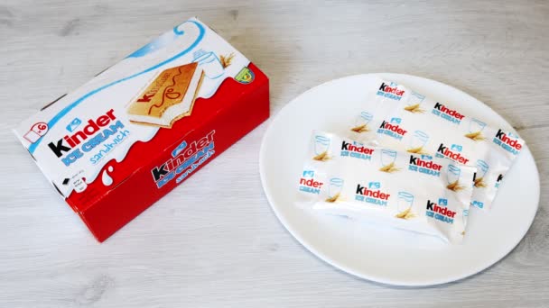 2021年8月8日 意大利罗马 Kinder Sandwich Ice Cream Kinder是费雷罗的一种食品品牌 — 图库视频影像