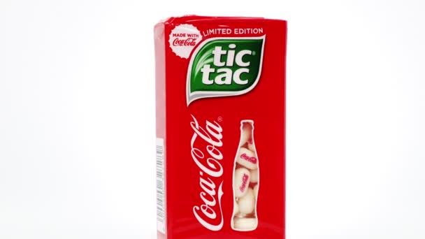 2019年12月26日 意大利佩斯卡拉 与Coca Cola合作制作的 Tic Tac 限量版 Tic Tac是Ferrero Coca — 图库视频影像