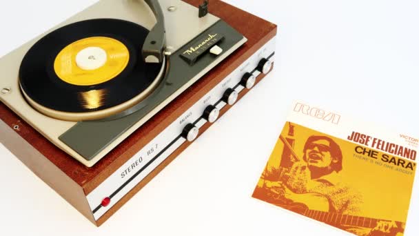 2020年4月28日 意大利佩斯卡拉 在转盘唱机上播放的老式乙烯唱片 — 图库视频影像