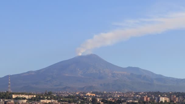 Vulcão Etna Com Fumaça Escapando Das Crateras Vulcão Vista Catania — Vídeo de Stock