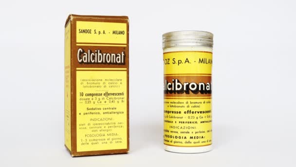 2022年2月19日 意大利罗马 20世纪50年代的Calcibronat Sandoz药物 用于中枢神经系统和周围神经系统的镇静剂 抗过敏 Sandoz 意大利 — 图库视频影像