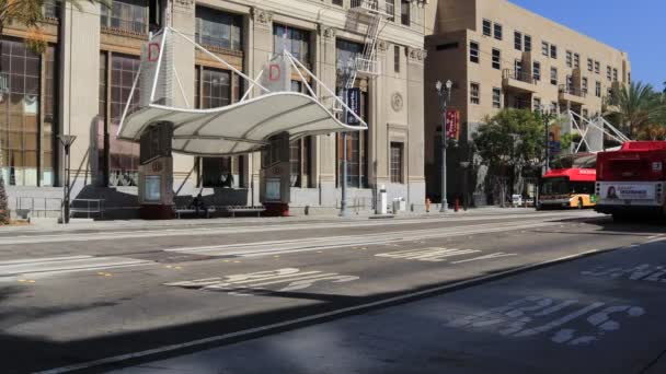 洛杉矶 2019年10月5日 长滩公交和洛杉矶地铁蓝线列车从洛杉矶开往长滩市中心 — 图库视频影像