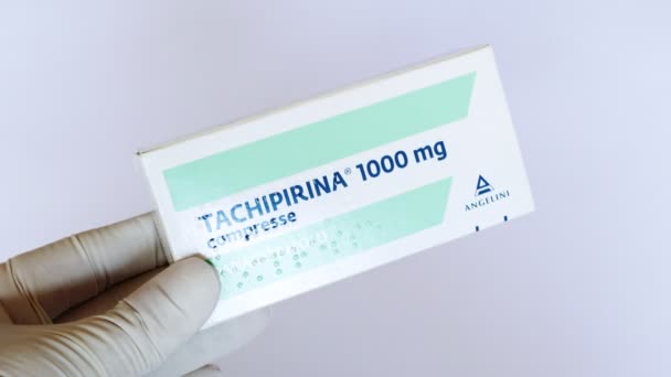 ローマ イタリア 2022年2月10日 タチピリーナ1000 Mgの錠剤の箱 タチピラミナにはパラセタモール 発熱や痛みを治療するために使用される薬が含まれています イタリアのアンジェリーニファーマによって製造 — ストック動画