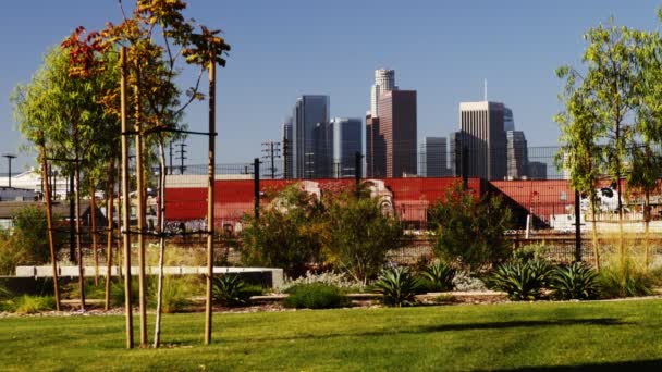 ロサンゼルス カリフォルニア州 2019年10月1日 ロサンゼルスのダウンタウンとメトロリンク鉄道の景色 — ストック動画