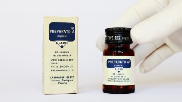 2022年2月26日 意大利罗马 1966年产Prparato Glaxo Capsules Medicine Vitamin Defence Illness Infection — 图库视频影像