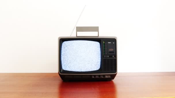 ローマ イタリア 2020年2月2日 1970年代レトロ旧フィリップス フィレッタTx 12B912テレビ 静的ノイズグリッチ効果画面付きテレビ — ストック動画