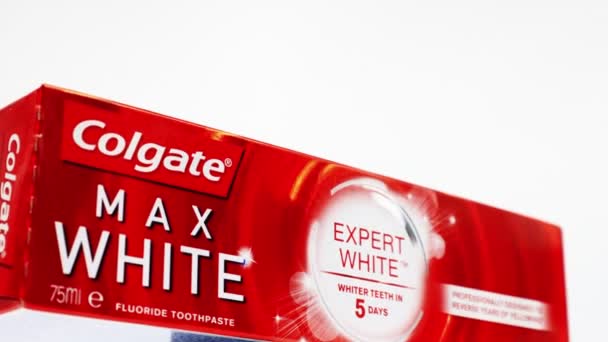 意大利罗马 2019年8月26日 Colgate Palmolive生产的Colgate Max白色牙膏 — 图库视频影像