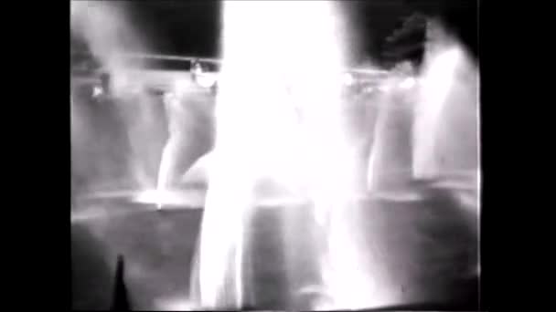 フランスヴィンテージ1960 エッフェル塔 トロカデロ庭園 大砲噴水 ヴィンテージ8Mm — ストック動画