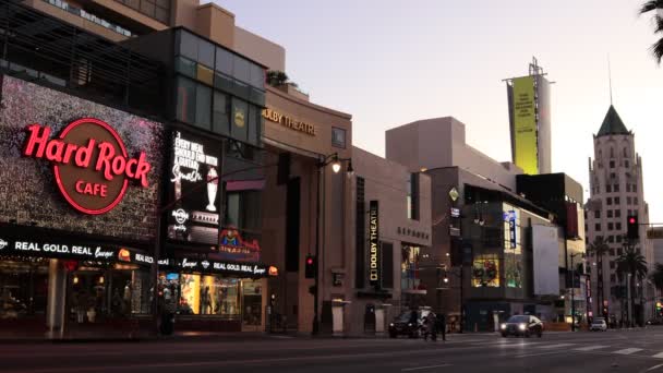 加利福尼亚州好莱坞 2019年10月8日 好莱坞大道上的好莱坞和高地中心 硬岩咖啡店 多比剧院 Sephora和地铁站的日出 — 图库视频影像