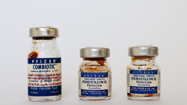 Винтажные Бутылки Penicillin — стоковое видео