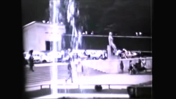 Paris France 1960S Eiffel Tower Trocadero Gardens Water Cannons Fountain — Stock Video