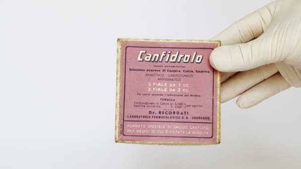 2022年3月3日 意大利米兰 1940年代的卡纳夫罗药瓶 含有麻黄素 用于解药 心绞痛和抗哮喘 Recordati Correggio 意大利 — 图库视频影像