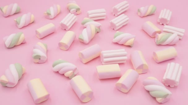 Kleurrijke Marshmallows Roze Achtergrond — Stockvideo