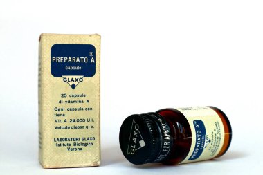Roma, İtalya 26 Şubat 2022: Antika 1966 PrePARATO A GLAXO Kapsülü Hastalık ve enfeksiyona karşı korunmak için A vitamini. Laboratuarlar GLAXO Verona (İtalya)