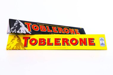Pescara, İtalya 1 Ocak 2020: TOBLERone Swiss Milk and Dark Chocolate with Honey and Almond Nougat. TOBLERON, Mondelez International 'ın İsviçre çikolatası.