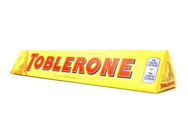 Pescara, İtalya 18 Temmuz 2019: TOBLERone Swiss Milk Chocolate with Honey ve Badem Nougat. TOBLERON, Mondelez International 'ın bir İsviçre çikolatası.