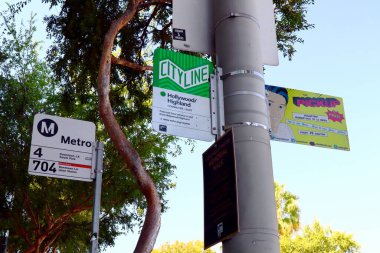 Batı Hollywood, California - 11 Ekim 2019: Santa Monica Bulvarı üzerindeki CITYLINE Otobüs Durağı