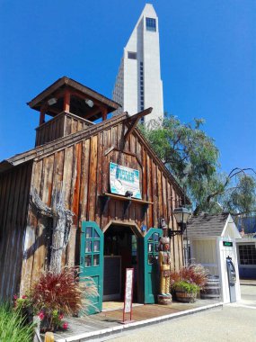 SAN DIEGO, California - 12 Eylül 2018: San Diego SEAPORT VILLAGE, Waterfront Alışveriş ve Akşam Yemeği 1980 'de açıldı