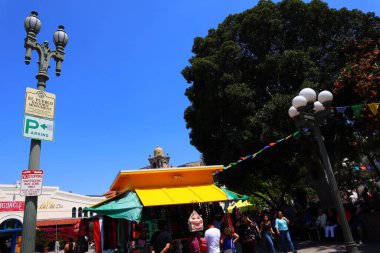 Los Angeles, Kaliforniya - 12 Mayıs 2019: Los Angeles Olvera Caddesi 'ndeki ünlü Meksika mahallesi ve pazarı