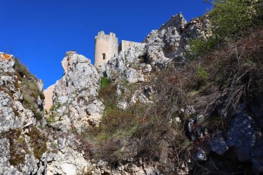 Rocca Calascio Kalesi dağın tepesindeki bir kaledir.