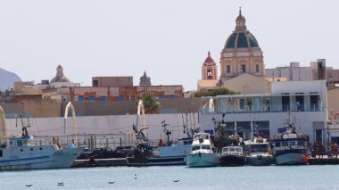 Trapani, Sicilya (İtalya) - 4 Temmuz 2022: Trapani Limanı