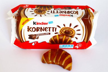 Roma, İtalya 17 Ekim 2022 Kinder KORNETTI Çikolatalı Kruvasan. Kinder, Ferrero tarafından İtalya 'da üretilen bir gıda ürünüdür.