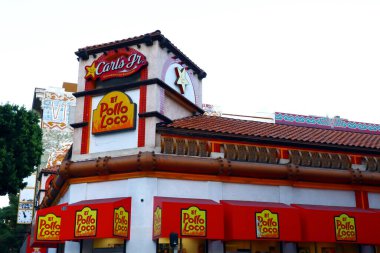 Los Angeles, Kaliforniya - 3 Ekim 2019: El Pollo Loco ve Carl 's Jr., Los Angeles şehir merkezindeki Fast Food Restoranları