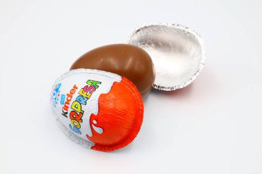 Pescara, İtalya 5 Mart 2019 Kinder Sürpriz Çikolatalı Yumurtalar. Kinder Surprise, Ferrero tarafından İtalya 'da üretilen bir üründür.
