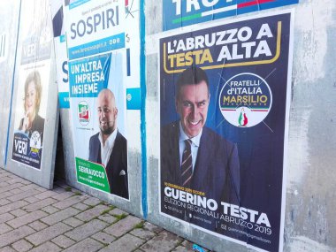 Pescara, İtalya - 26 Ocak 2019: ABRUZZZO Bölgesel ELEKsiyonları için Seçim Duvarı Posterleri 10 Şubat 2019